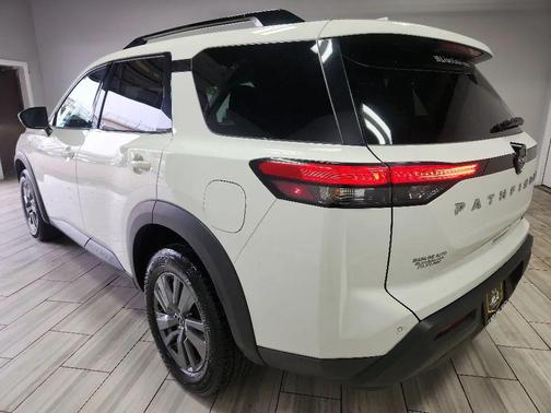 2024 Nissan Pathfinder SV 4WD