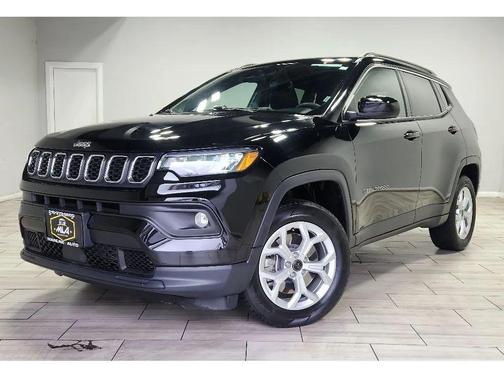 Diamond Black Crystal Pearlcoat 2025 Jeep Compass Latitude