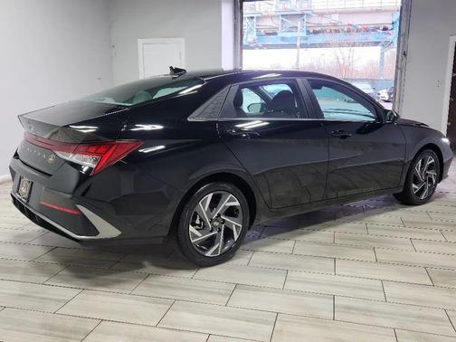 2025 Hyundai ELANTRA SEL