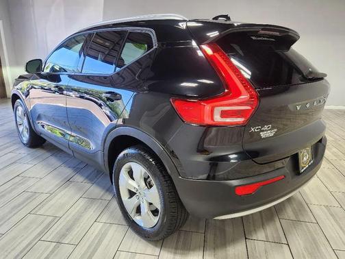 2022 Volvo XC40 T5 Momentum