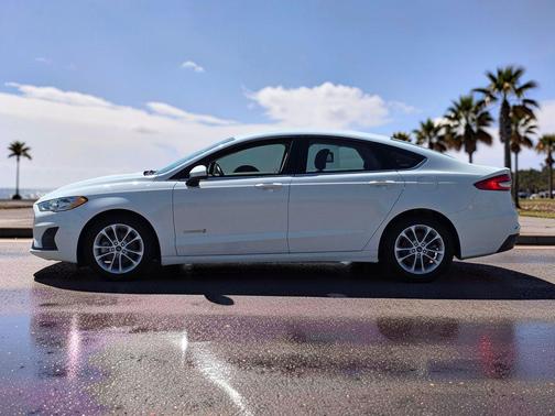 Oxford White 2019 Ford Fusion Hybrid SE