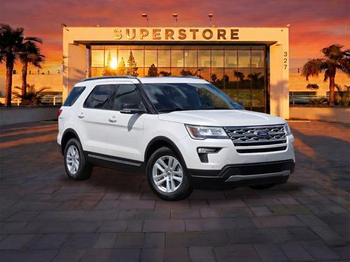White Platinum Metallic Tri-Coat 2018 Ford Explorer XLT
