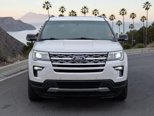 White Platinum Metallic Tri-Coat 2018 Ford Explorer XLT