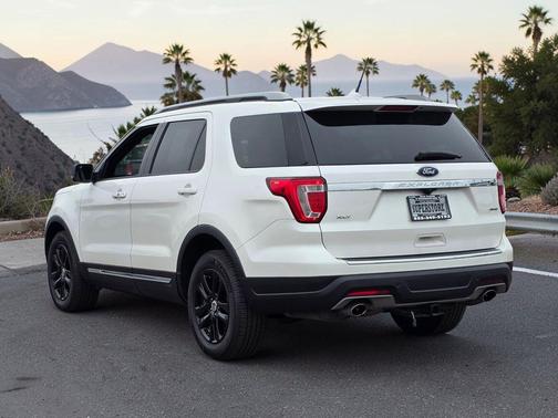 White Platinum Metallic Tri-Coat 2018 Ford Explorer XLT