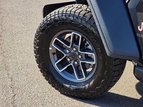 Black Clearcoat 2026 Jeep Gladiator Mojave 4x4