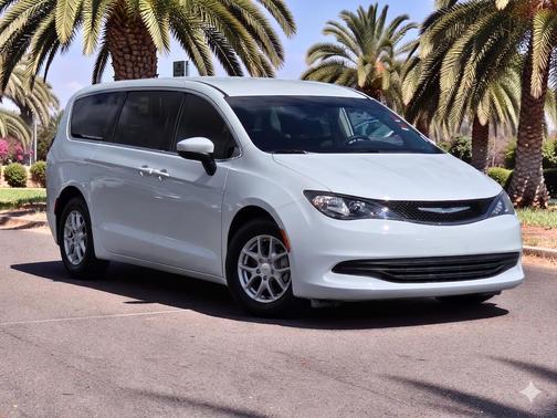 Bright White Clearcoat 2017 Chrysler Pacifica LX
