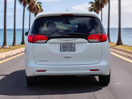 Bright White Clearcoat 2017 Chrysler Pacifica LX