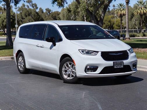 Bright White Clearcoat 2026 Chrysler Pacifica L