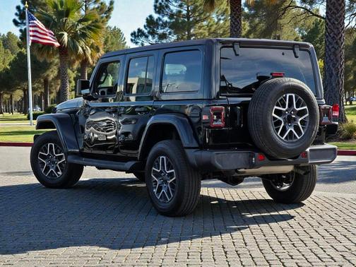 2025 Jeep Wrangler 4-Door Sahara 4x4