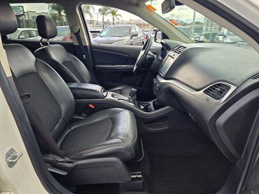 Vice White 2019 Dodge Journey Crossroad