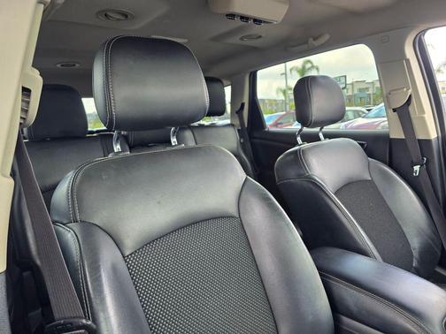 Vice White 2019 Dodge Journey Crossroad