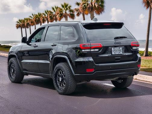 Diamond Black Crystal Pearlcoat 2022 Jeep Grand Cherokee Laredo