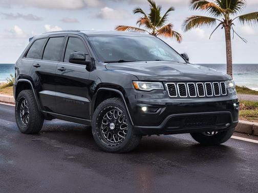 Diamond Black Crystal Pearlcoat 2022 Jeep Grand Cherokee Laredo