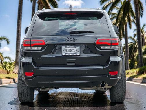 Diamond Black Crystal Pearlcoat 2022 Jeep Grand Cherokee Laredo