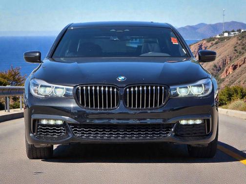 Black Sapphire Metallic 2019 BMW 740 740i