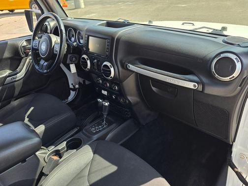 Bright White Clearcoat 2016 Jeep Wrangler Unlimited Sahara