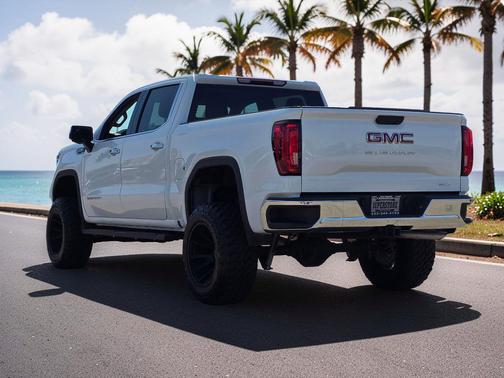 Summit White 2025 GMC Sierra 1500 SLT