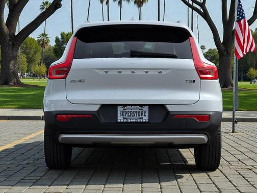 2022 Volvo XC40 T5 Momentum