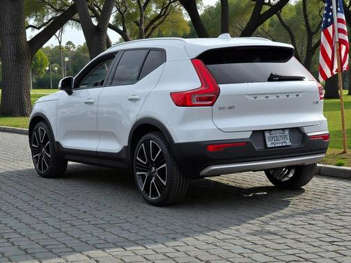 2022 Volvo XC40 T5 Momentum
