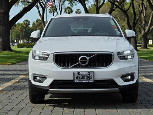 2022 Volvo XC40 T5 Momentum