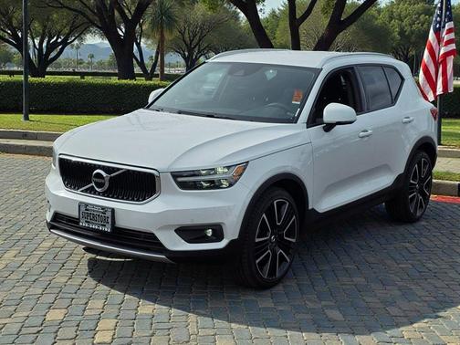 2022 Volvo XC40 T5 Momentum