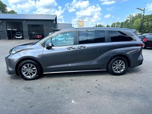 2022 Toyota Sienna LE