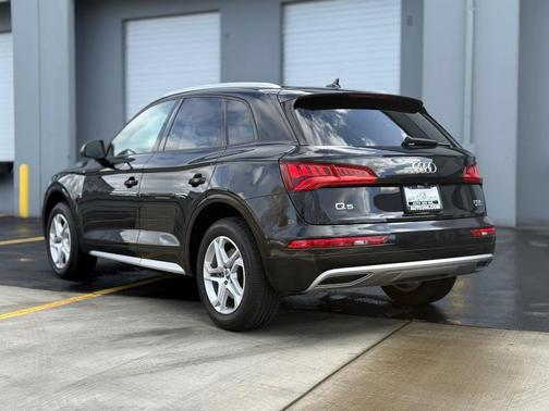 Mythos Black Metallic 2018 Audi Q5 2.0T Premium