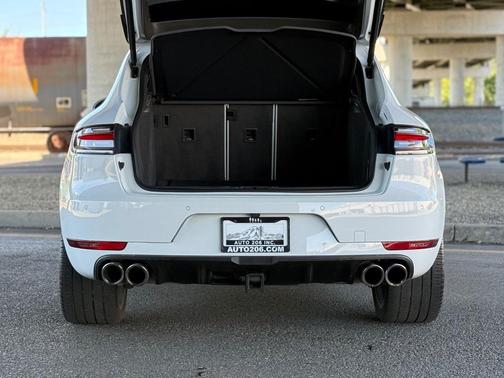 Carrara White Metallic 2021 Porsche Macan Macan Turbo