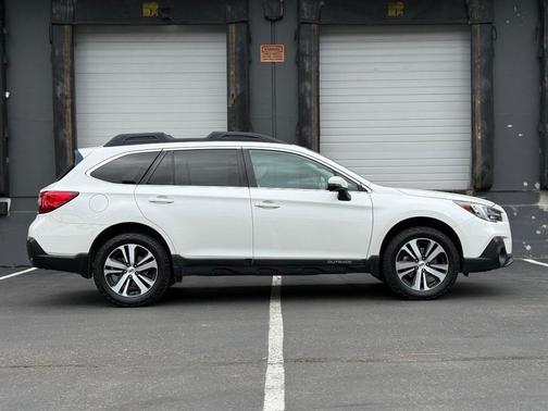 Crystal White Pearl 2018 Subaru Outback 2.5i Limited