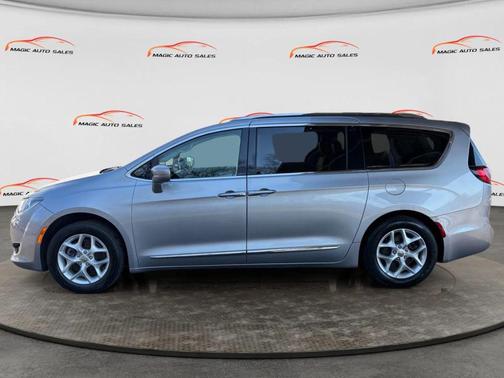 Billet Silver Metallic Clearcoat 2018 Chrysler Pacifica Touring-L Plus