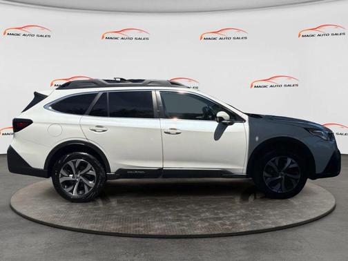 Crystal White Pearl 2022 Subaru Outback Limited
