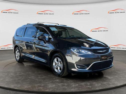 Granite Crystal Metallic Clearcoat 2017 Chrysler Pacifica Touring-L