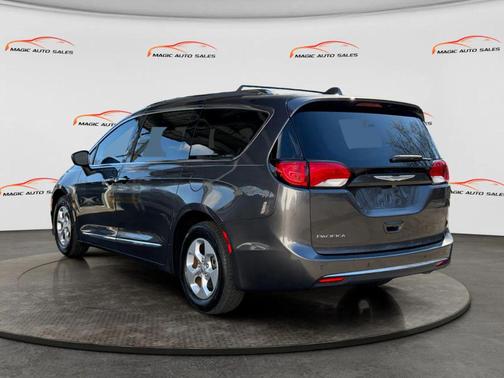 Granite Crystal Metallic Clearcoat 2017 Chrysler Pacifica Touring-L