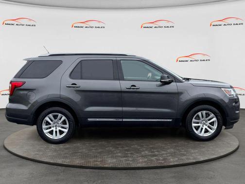 Magnetic Metallic 2018 Ford Explorer XLT