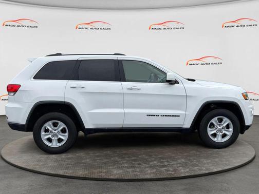 Bright White Clearcoat 2017 Jeep Grand Cherokee Laredo