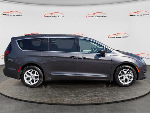 Granite Crystal Metallic Clearcoat 2017 Chrysler Pacifica Touring-L
