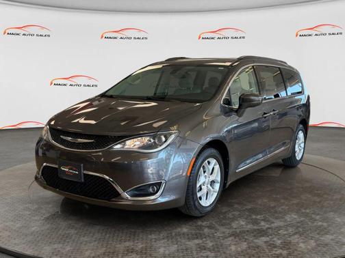 Granite Crystal Metallic Clearcoat 2017 Chrysler Pacifica Touring-L