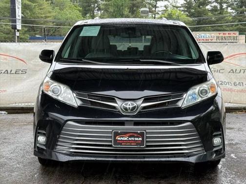 2020 Toyota Sienna XLE