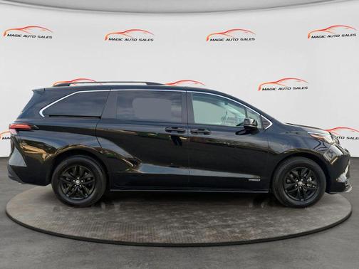 2021 Toyota Sienna LE