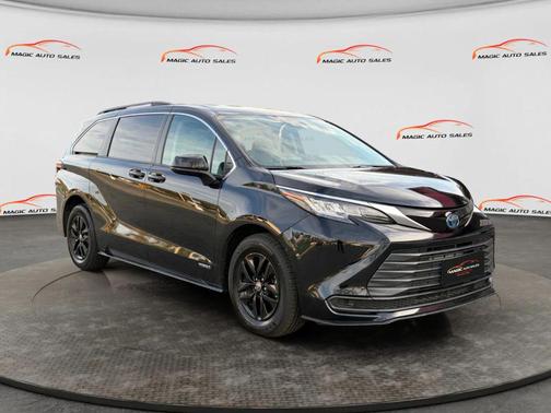 2021 Toyota Sienna LE