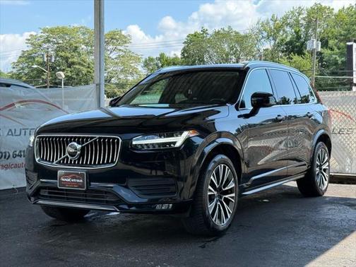2022 Volvo XC90 T6 Momentum
