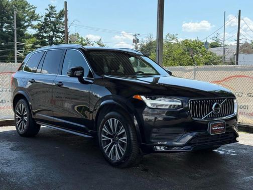 2022 Volvo XC90 T6 Momentum