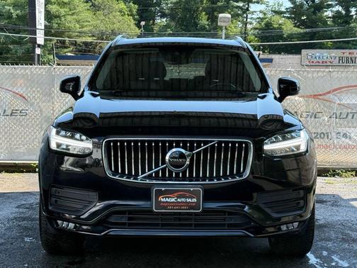 2022 Volvo XC90 T6 Momentum