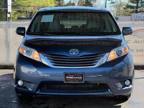 2017 Toyota Sienna XLE