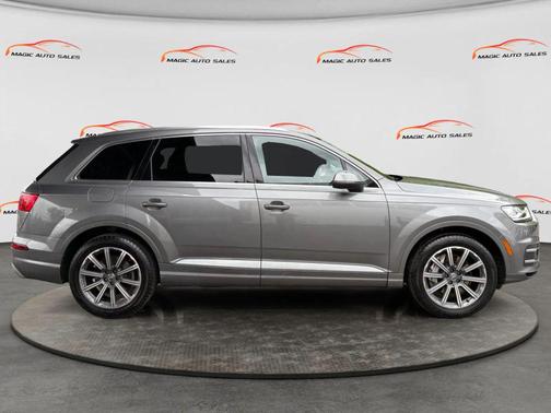 Graphite Gray Metallic 2017 Audi Q7 3.0T Premium