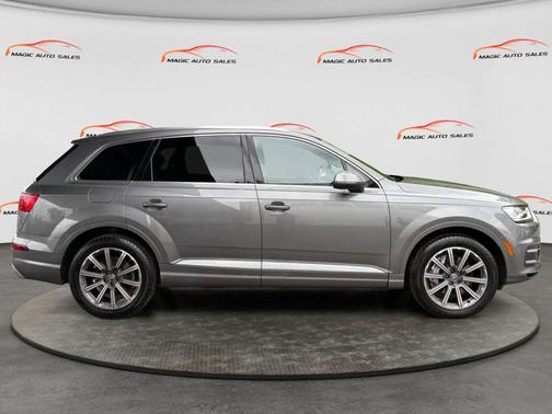 Graphite Gray Metallic 2017 Audi Q7 3.0T Premium