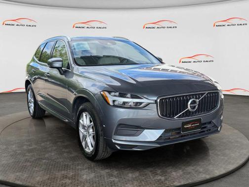 Gray 2018 Volvo XC60 T5 Momentum