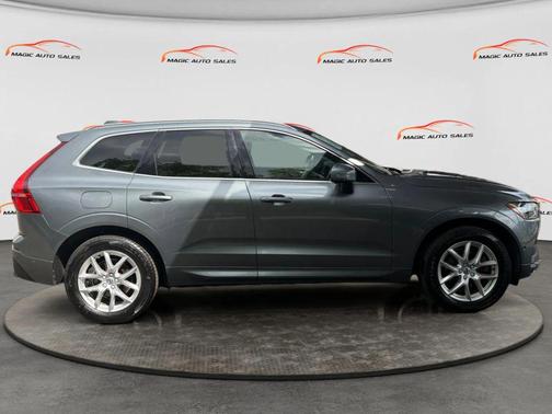 Gray 2018 Volvo XC60 T5 Momentum