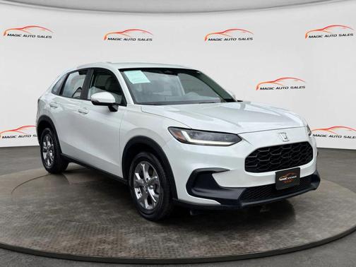 Platinum White Pearl 2023 Honda HR-V LX