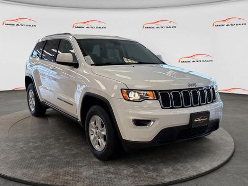 Bright White Clearcoat 2017 Jeep Grand Cherokee Laredo